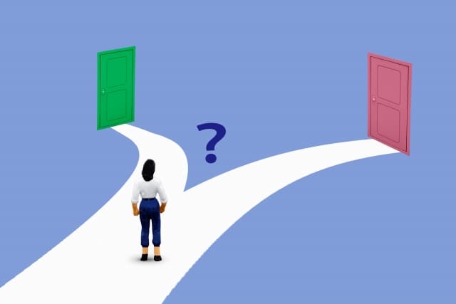 人生の岐路に立つ女性の画像