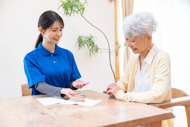 薬の説明をする女性の画像