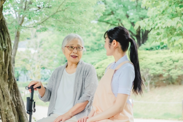 高齢者女性と女性スタッフの画像